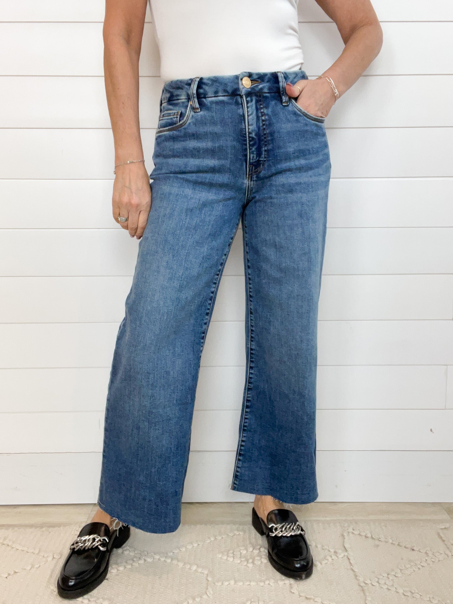 Spring fashion trends, Kut from the Kloth, Women's spring styles, Spring wardrobe essentials, Spring outfit inspiration, New spring arrivals, Spring fashion inspiration, Women's fashion, Clothing boutique, Fashion trends, Women's clothing, Fashion inspiration, trendy denim, women's denim jeans, comfy jeans